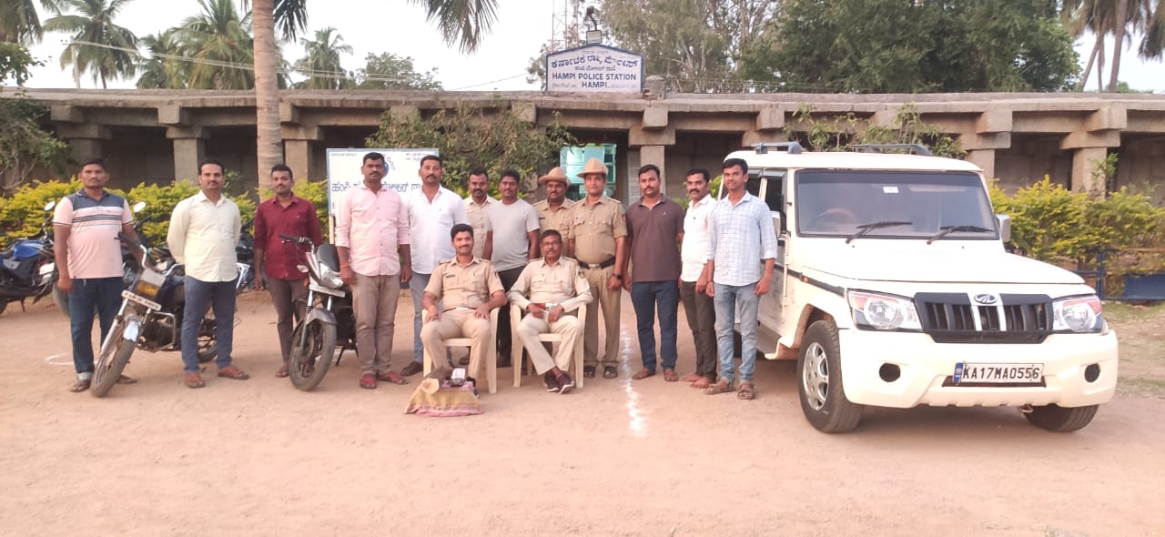 ಹಂಪಿಯಲ್ಲಿ ಶ್ರೀಗಂಧ ಮರ ಕದ್ದ ಆರೋಪಿಗಳು ಬಂಧನ….! ಹಂಪಿ ಪ್ರವಾಸಿ ಠಾಣೆ ಪೋಲೀಸರು ಕಾರ್ಯಾಚರಣೆ ನಾಲ್ವರ ಬಂಧನ 2ಕೆಜಿ ಶ್ರೀಗಂಧ, ನಗದು ವಶ