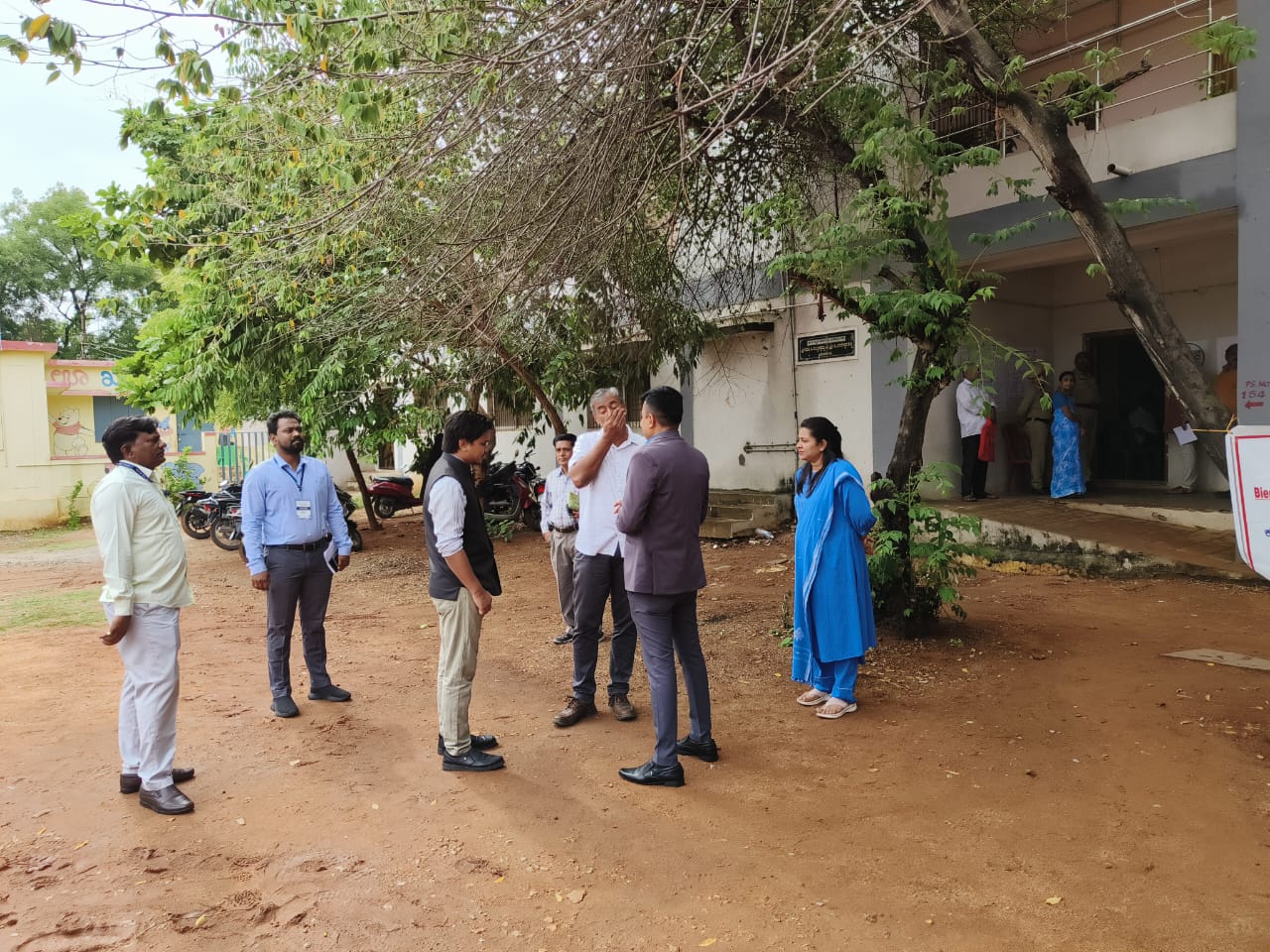 ಈಶಾನ್ಯ ಪದವೀಧರ ಕ್ಷೇತ್ರದ ಚುನಾವಣೆ: ಮತಗಟ್ಟೆಗಳಿಗೆ ಚುನಾವಣಾ ವೀಕ್ಷಕರು, ಜಿಲ್ಲಾಧಿಕಾರಿಗಳ ಭೇಟಿ