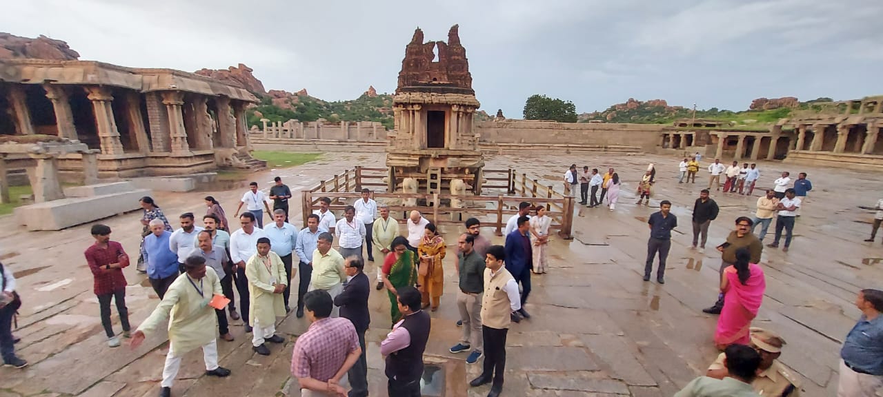 ಐತಿಹಾಸಿಕ ವಿಜಯನಗರ ಜಿಲ್ಲೆಗೆ ಹಣಕಾಸು ಆಯೋಗದ ನಿಯೋಗ ಭೇಟಿ: ಜಿಲ್ಲಾಡಳಿತದಿಂದ ಆತ್ಮೀಯ ಸ್ವಾಗತ