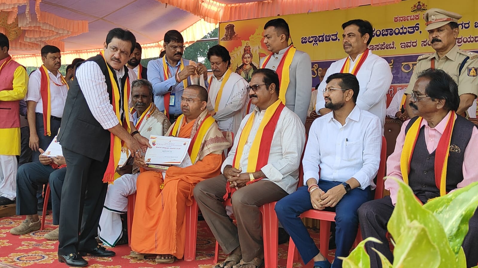 ಪರಮಪೂಜ್ಯ ಡಾ.ಮಹೇಶ್ವರ ಸ್ವಾಮೀಜಿಗಳಿಗೆ ಸಾವಯವ ಕೃಷಿ ಕಾಯಕಯೋಗಿ” ಪ್ರಶಸ್ತಿ ನೀಡಿ ಗೌರವಿಸಿದ ಜಿಲ್ಲಾಡಳಿತ