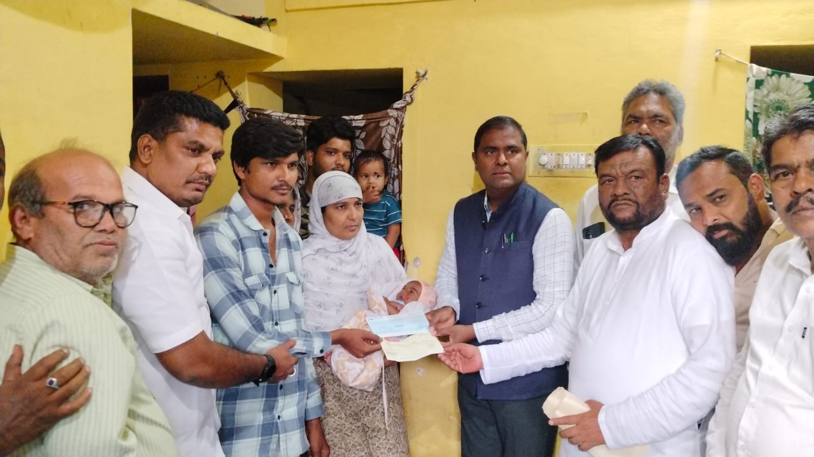 ಬಾಣಂತಿಯರ ಕುಟುಂಬಕ್ಕೆ ಸರ್ಕಾರ ದಿಂದ 5 ಲಕ್ಷ ಪರಿಹಾರ ಚೆಕ್ ವಿತರಿಸಿದ ಶಾಸಕ – ಡಾ. ಶ್ರೀನಿವಾಸ್. ಎನ್. ಟಿ.