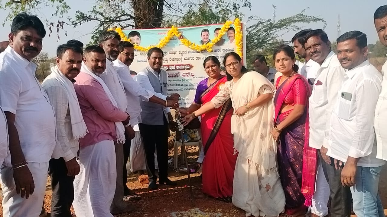 ಗುಳೇದ ಲಕ್ಕಮ್ಮ ದೇವಸ್ಥಾನ ಕ್ಕೆ ಹೋಗುವ ದಾರಿಗೆ ಕೂಡ್ಲಿಗಿ ಜನತೆಯ ಬಹು ಮುಖ್ಯ ಬೇಡಿಕೆಯನ್ನು ಈಡೇರಿಸಿದ ಶಾಸಕರಿಂದ 5 ಕೋಟಿ ಗೂ ಹೆಚ್ಚು ಅನುದಾನ ತಂದು ಭೂಮಿ ಪೂಜೆ ನೆರೆವೇರಿಸಿದ